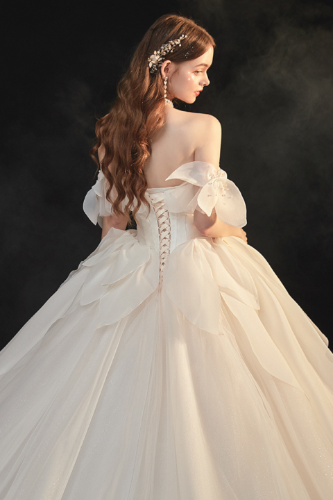 2021 Fashion Unique Big Petal Shape Design Strapless Tulle Wedding Dress With Long Train