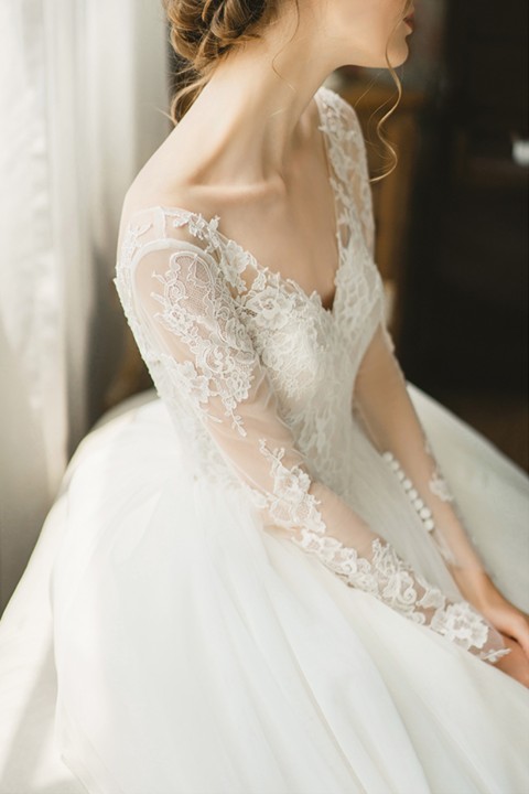 Long Sleeve V Neck Lace Bodice Tulle Skirt Wedding Dress with Corset Back