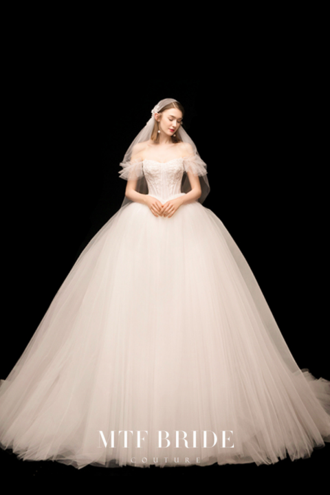 2021 New In Elegant Off Shoulder Sleeveless Tulle Wedding Dresses With Long Train