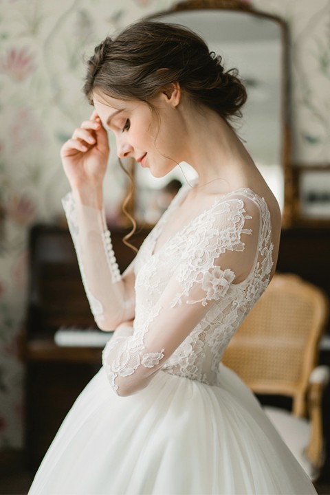 Long Sleeve V Neck Lace Bodice Tulle Skirt Wedding Dress with Corset Back