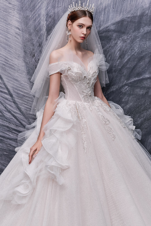 2021 New Shiny Sequins Off Shoulder Deep V Neck Sleeveless Tulle Wedding Dress With Long Train