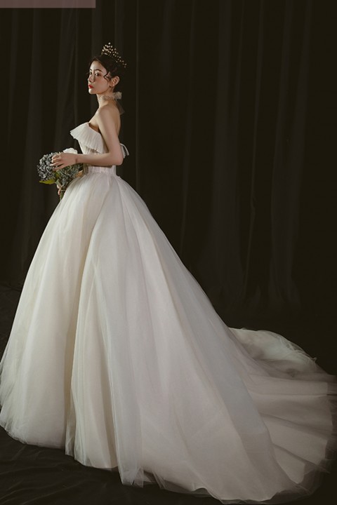 Strapless Ruffles Corsage Back Tulle Ball Gown Wedding Dress with Train