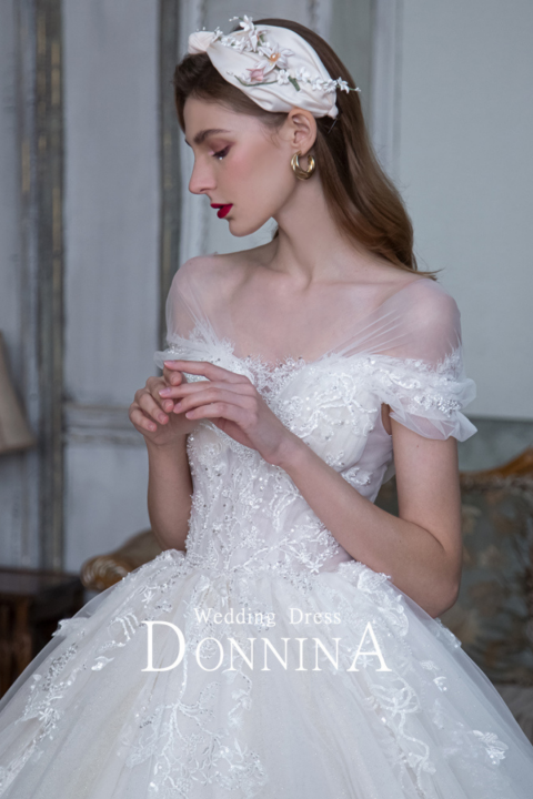 2021 Elegant Vintage Off Shoulder Sleeveless Sequined Tulle Wedding Dress With Long Train