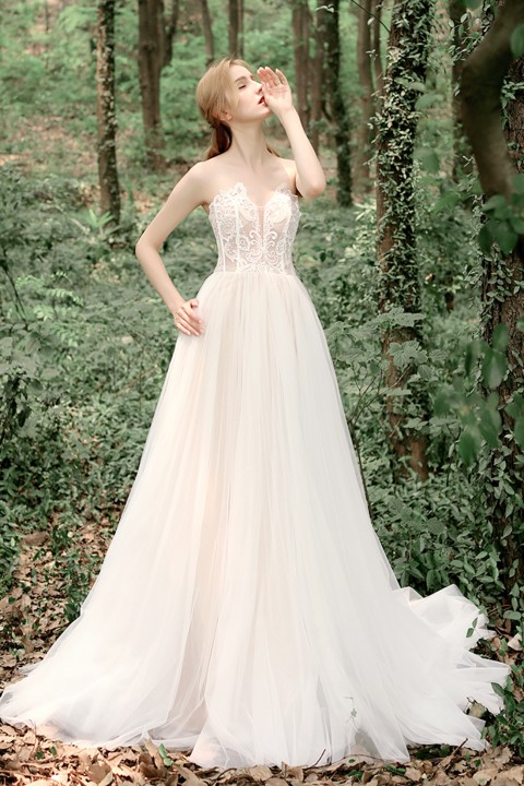 wedding dress with lace bodice and tulle skirt