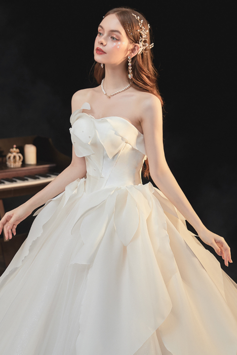 2021 Fashion Unique Big Petal Shape Design Strapless Tulle Wedding Dress With Long Train