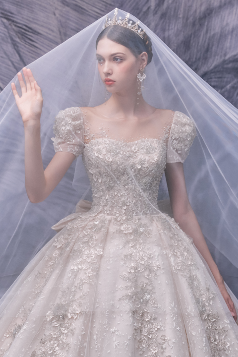 2021 Hot Sale Round Neck Cap Sleeves Beads Fullfiied Decor Tulle Wedding Dress With Long Train